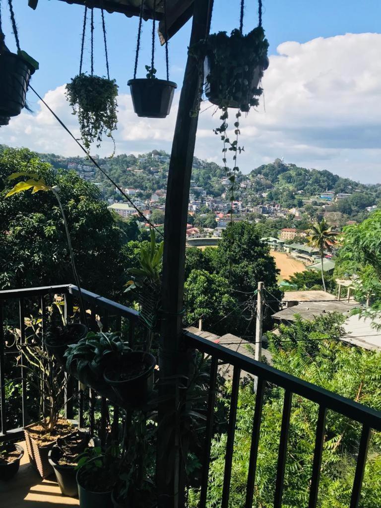 S V Homestay Kandy Bagian luar foto